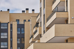 Zintegrowane systemy klimatyzacyjne w apartamentowcach – jak to dziala